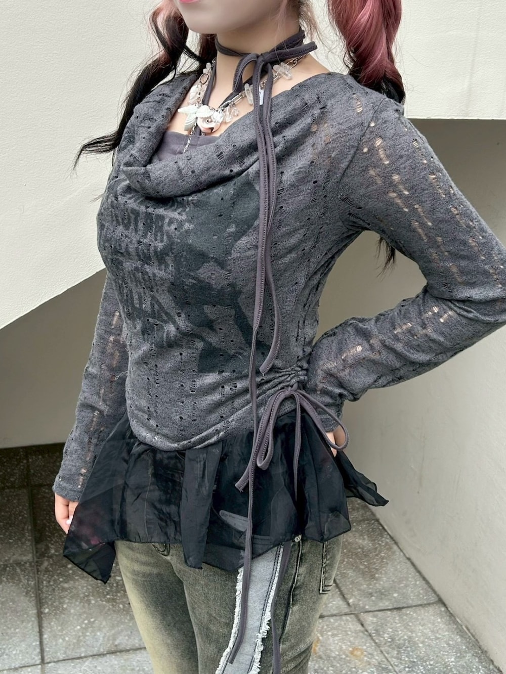 ブラック系のショルダーバッグを着用したレディースの冬コーディネートの5枚目の写真