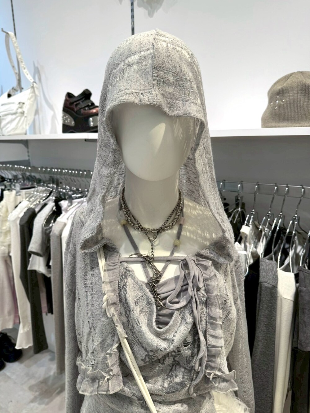 ホワイト系のショルダーバッグを着用したレディースの秋コーディネートの3枚目の写真