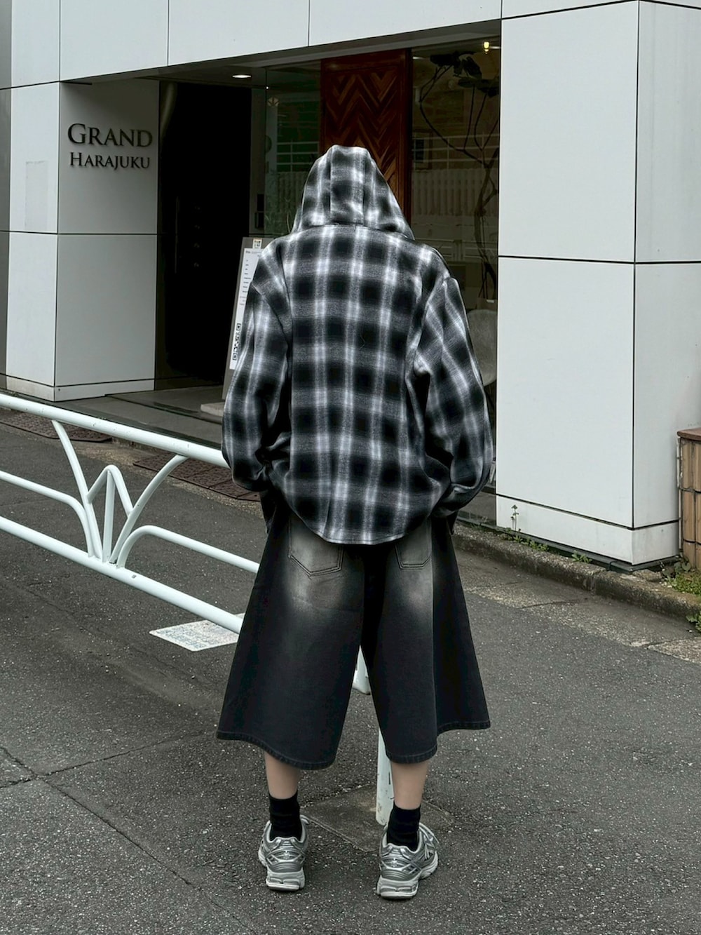 「低身長、低身長コーデ、スニーカー、スニーカーコーデ、シャツスタイル、シャツ、チェック、チェックシャツ、キャップ、白Tシャツ、オーバーサイズ、春服コーデ、ストリートコーデ、outfit、モノトーンコーデ」｜「Chikashitsu +の【Chikashitsu +】tartan check hooded shirt（シャツ/ブラウス、ブラック系）」を使った、Never mind the XU / Chikashitsu+さん（骨格ナチュラル・メンズ・170cm）の春コーディネートの2枚目の写真