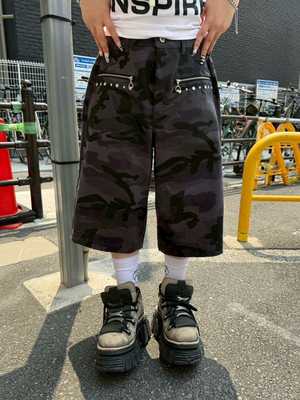 ホワイト系のTシャツ/カットソー、ブラック系のニットキャップ/ビーニー、ホワイト系のネックレスを着用したレディースの夏コーディネートの5枚目の写真