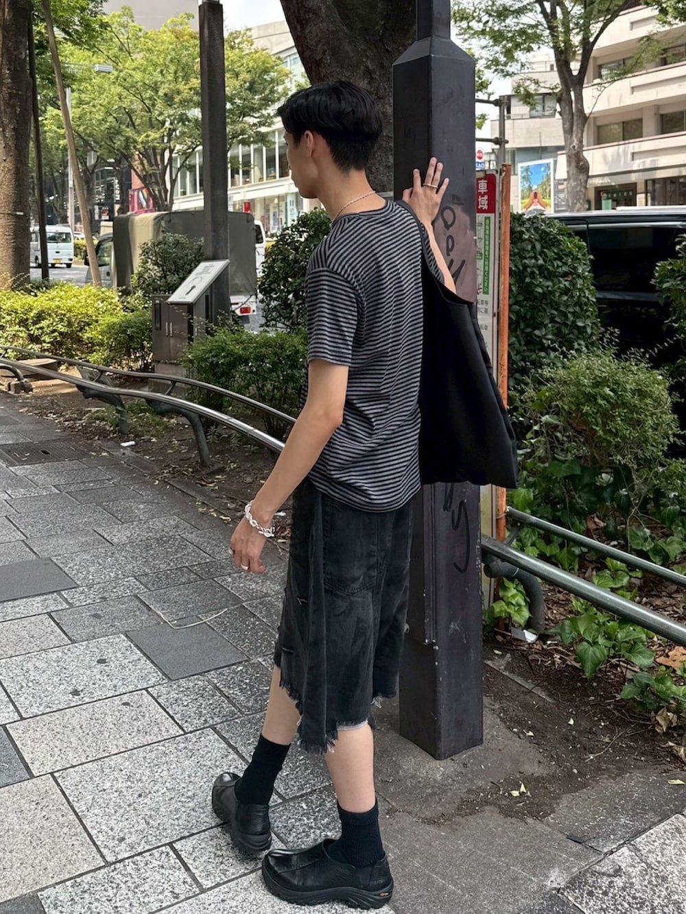 ブラック系のデニムパンツ、ブラック系のTシャツ/カットソーを着用したメンズの冬コーディネートの2枚目の写真