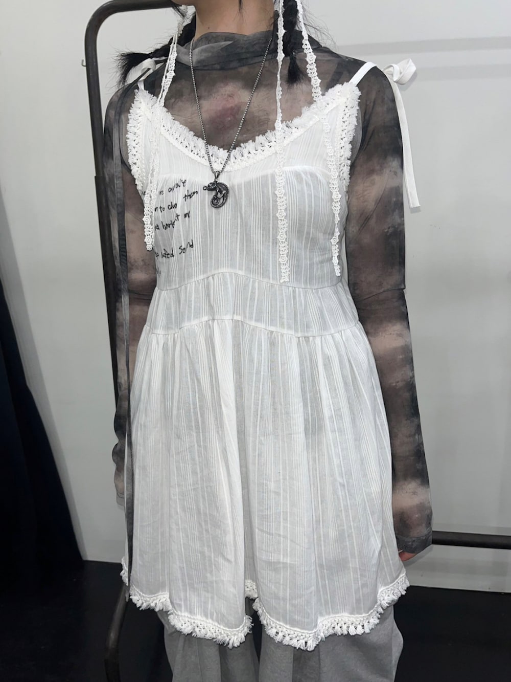 ブラック系のTシャツ/カットソー、ホワイト系のワンピース、ホワイト系のニットキャップ/ビーニーを着用したレディースの夏コーディネートの4枚目の写真