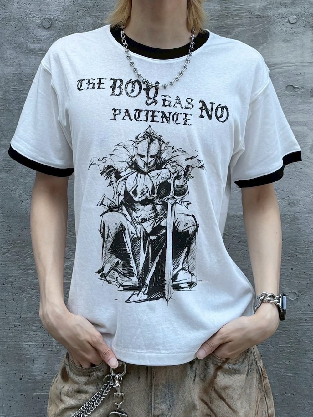 ブラック系のスニーカーを着用したメンズの夏コーディネートの3枚目の写真