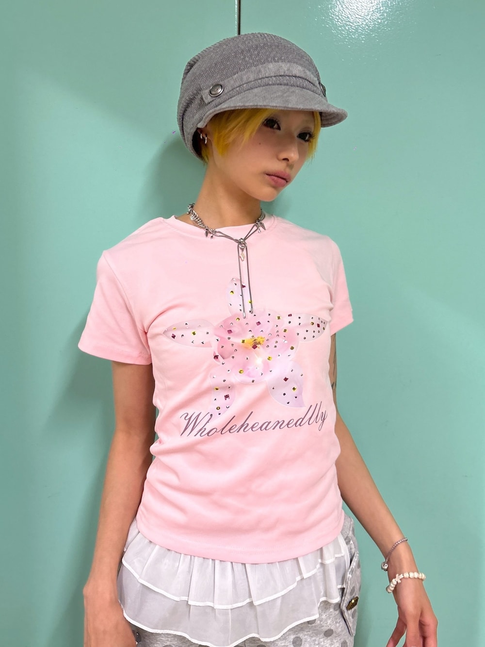ピンク系のTシャツ/カットソー、ピンク系のトートバッグ、グレー系のキャップを着用したレディースの夏コーディネートの4枚目の写真