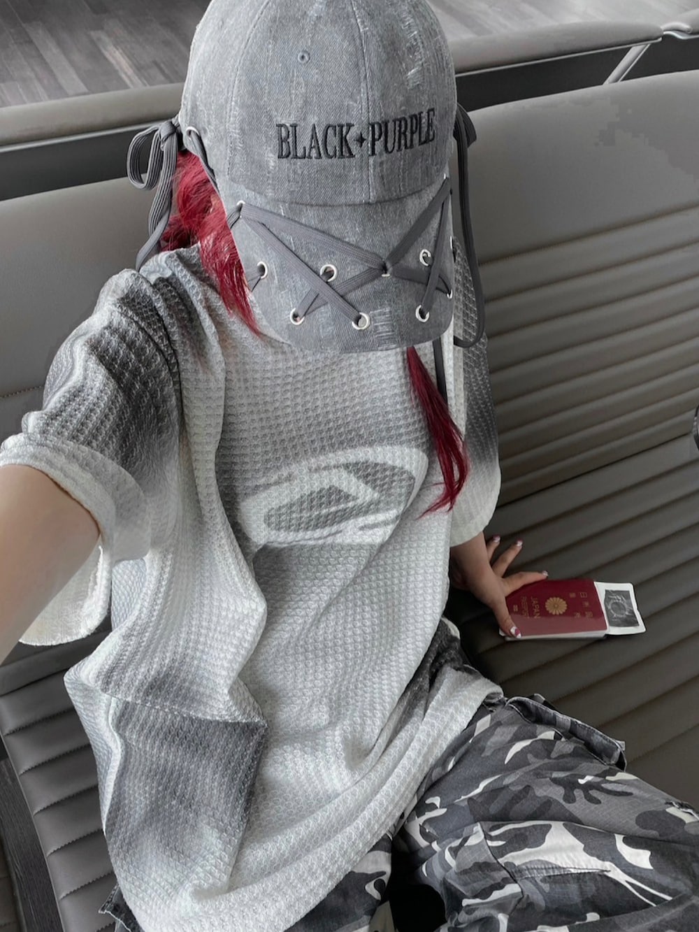 ホワイト系のTシャツ/カットソー、グレー系のキャップを着用したレディースの夏コーディネートの2枚目の写真