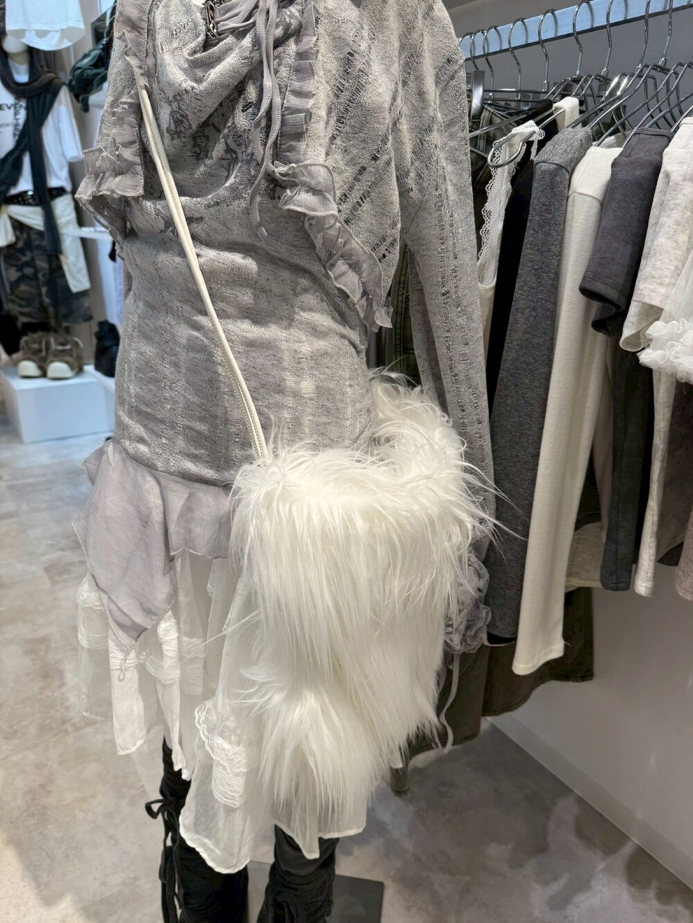 ホワイト系のショルダーバッグを着用したレディースの秋コーディネートの4枚目の写真