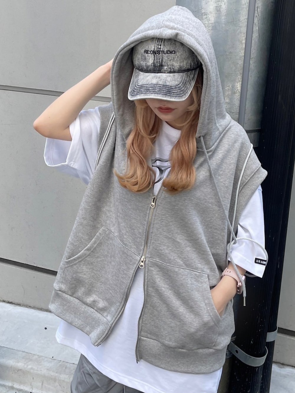 ホワイト系のTシャツ/カットソー、グレー系のキャップを着用したレディースの春コーディネートの3枚目の写真