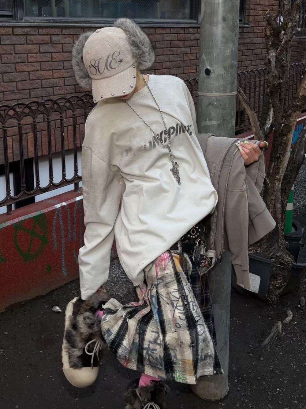 ホワイト系のTシャツ/カットソー、シルバー系のネックレスを着用したレディースの冬コーディネートの4枚目の写真