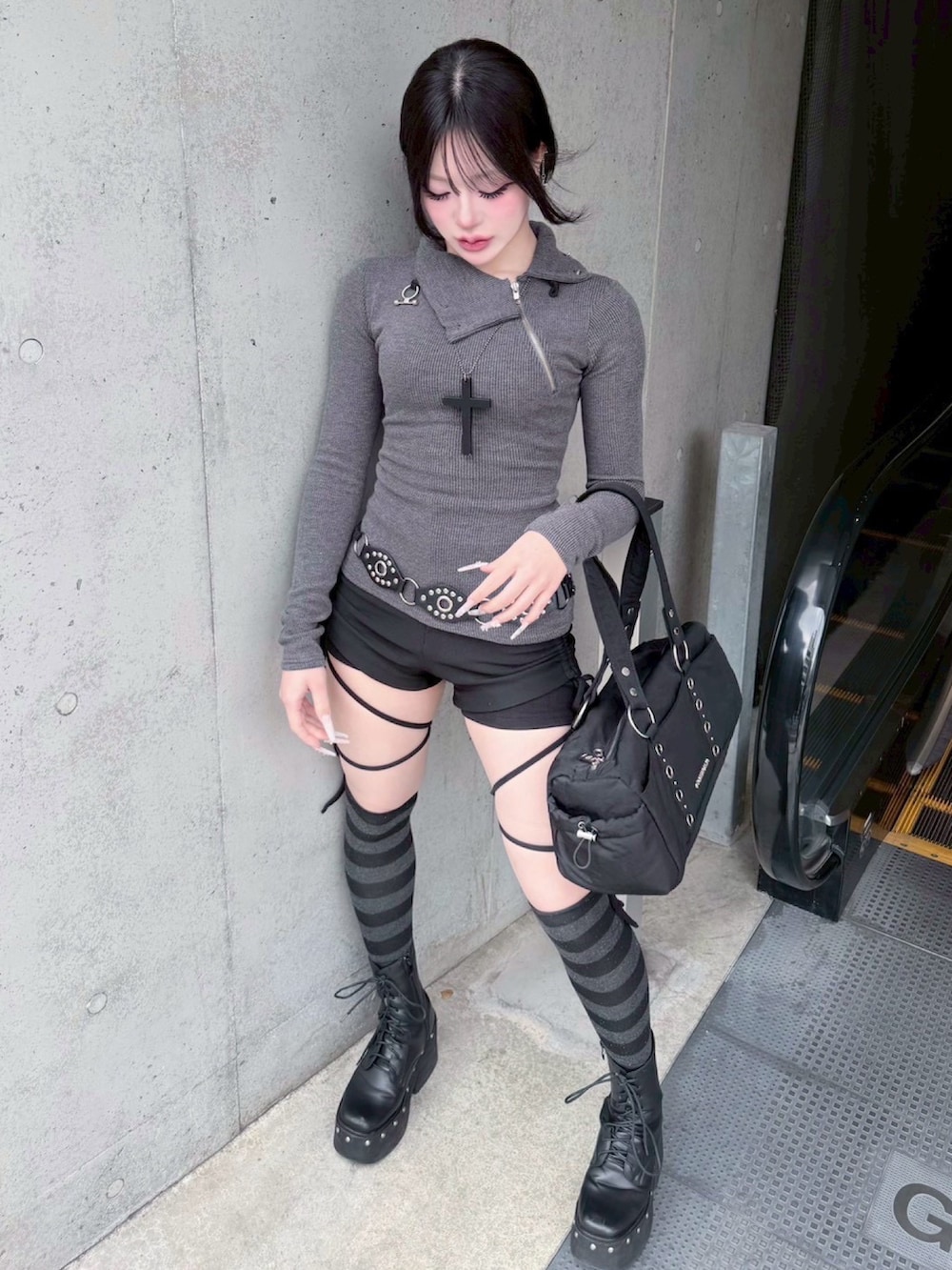 グレー系のニット/セーター、ブラック系のネックレスを着用したレディースの春コーディネートの3枚目の写真