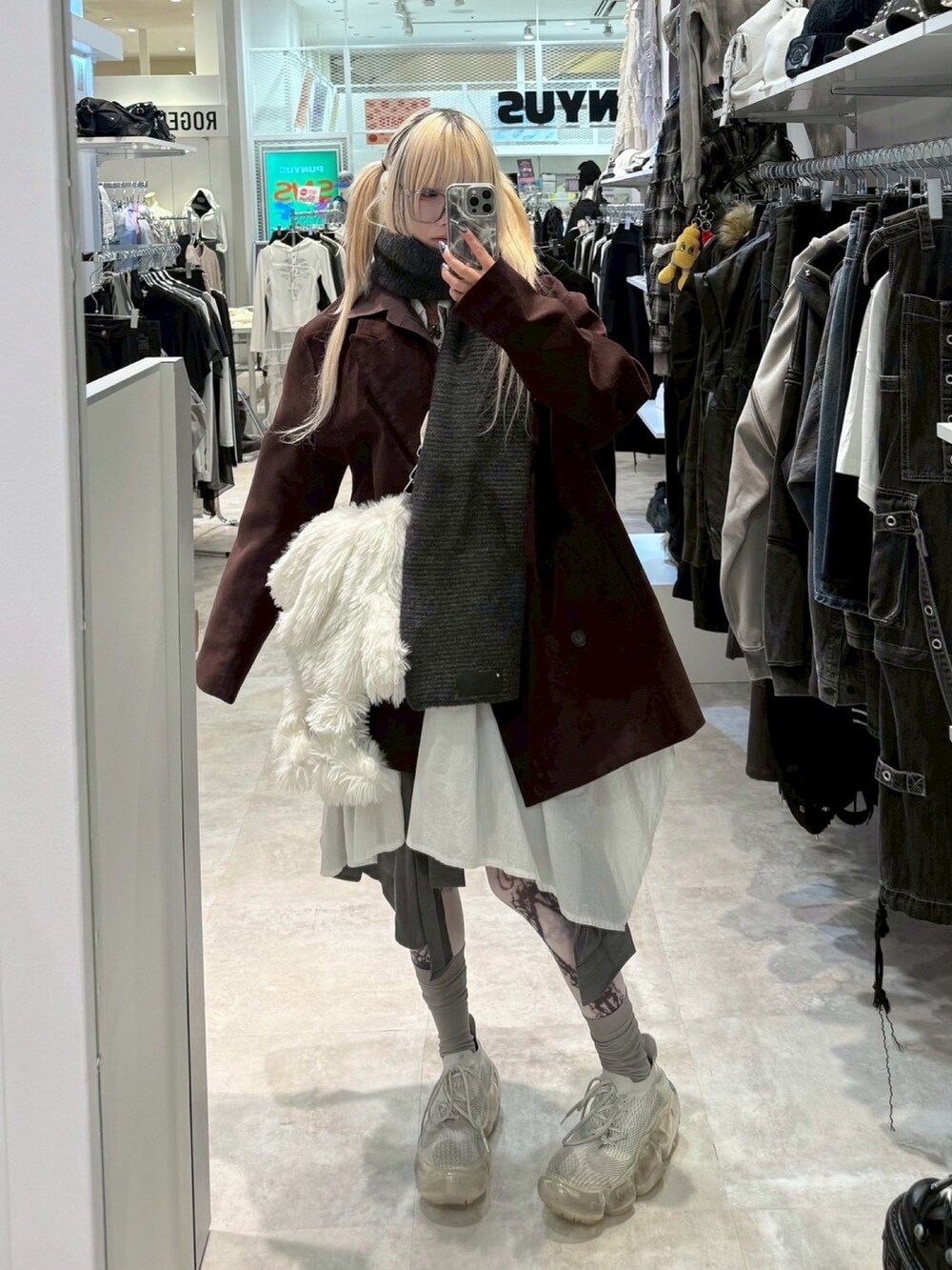 ホワイト系のショルダーバッグを着用したレディースの秋コーディネートの5枚目の写真