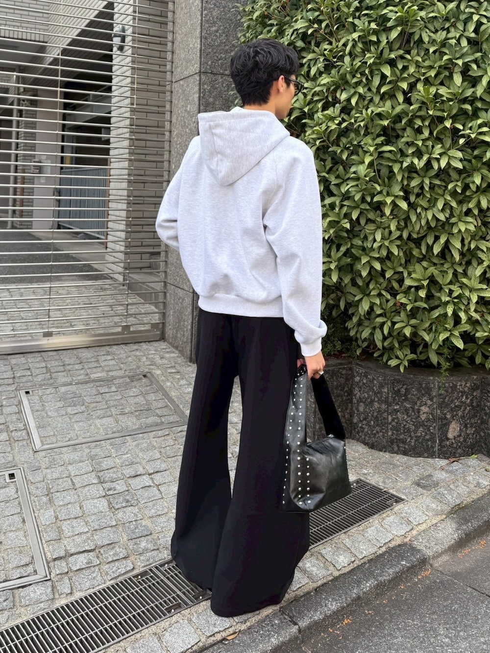 グレー系のパーカーを着用したメンズの秋コーディネートの3枚目の写真