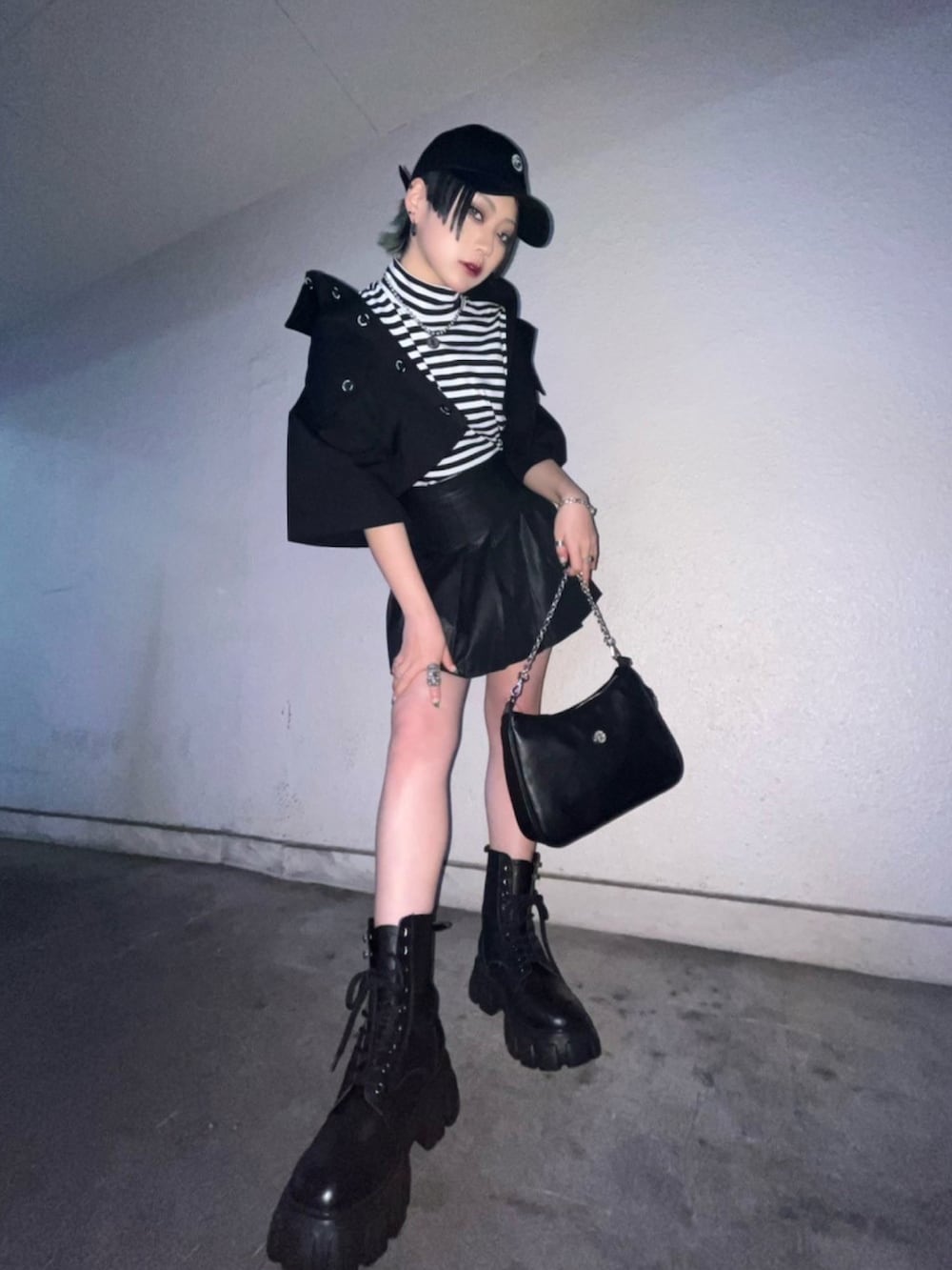 ブラック系のTシャツ/カットソー、ブラック系のショルダーバッグ、ブラック系のキャップを着用したレディースの夏コーディネートの2枚目の写真