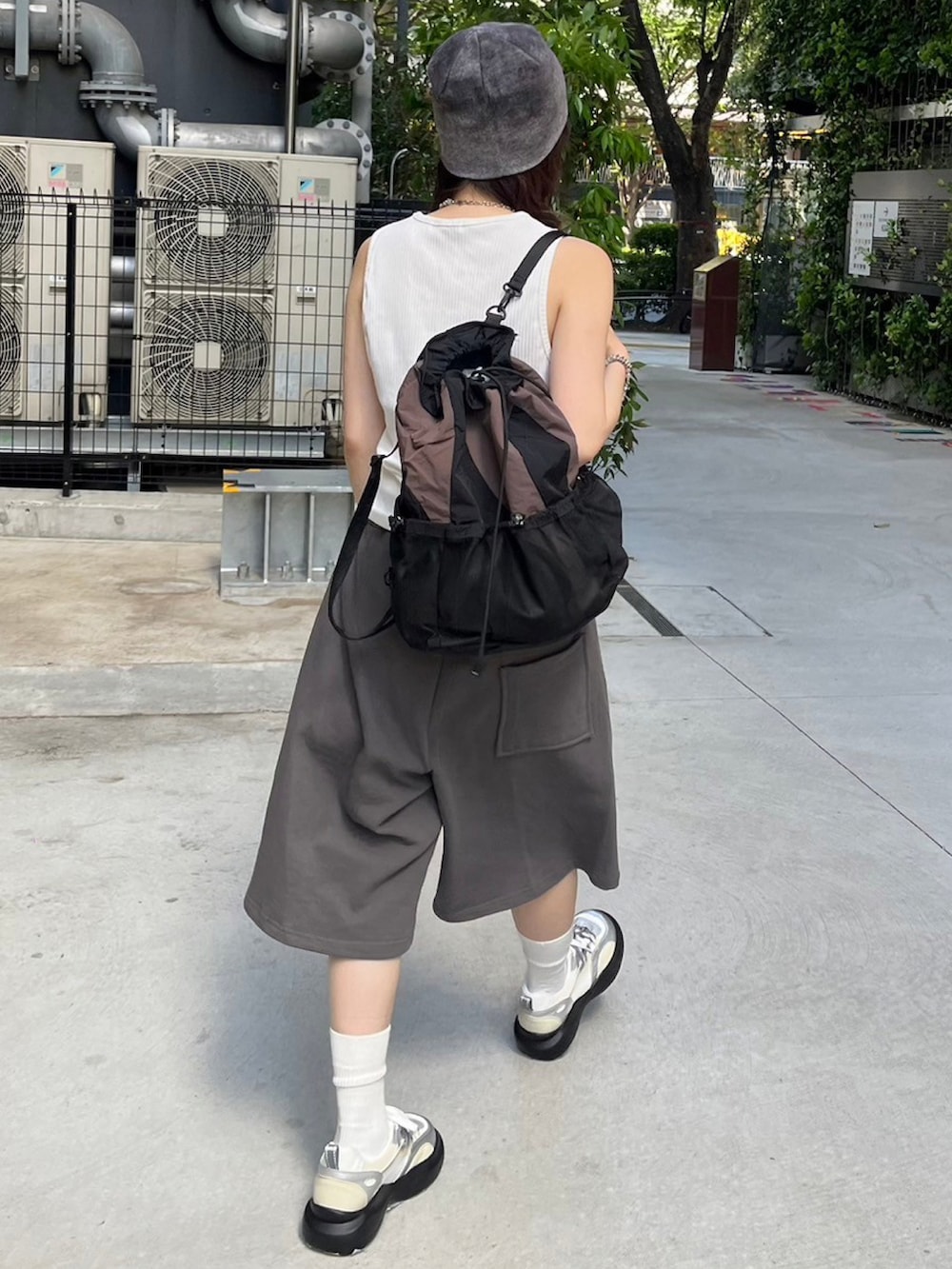 パープル系のニットキャップ/ビーニーを着用したレディースの春コーディネートの4枚目の写真