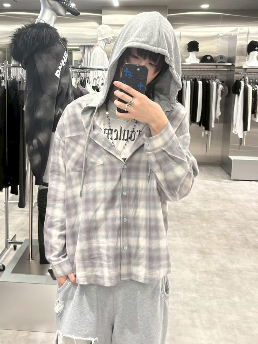 グレー系のシャツ/ブラウス、グレー系のスウェットパンツを着用したメンズの秋コーディネートの2枚目の写真