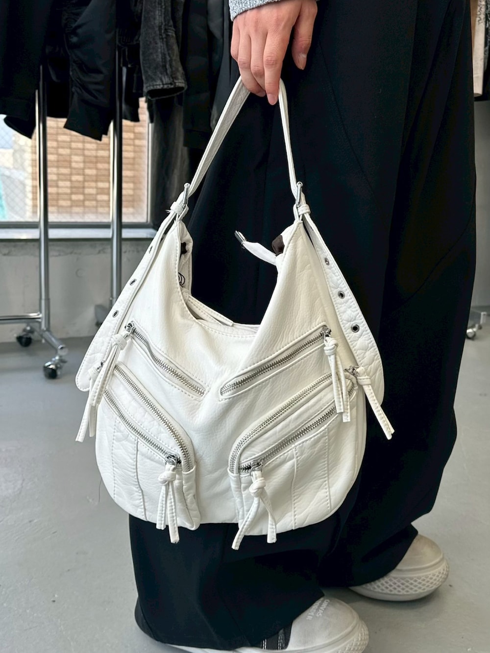 「ショルダーバッグ、ミニバッグ、カーゴパンツ、ワイドパンツ、デニム、デニムパンツ、キャップ、カーディガン、オーバーサイズ、スニーカー、スニーカーコーデ、韓国ファッション、ootd、お出かけコーデ、低身長」|「XUのストリートファッション XU エックスユー leather shoulder bag フェイクレザーバッグ ポケットバッグ ショルダーバッグ 大容量バッグ 肩掛けバッグ 韓国ファッション 韓国ストリート(ショルダーバッグ、ホワイト系)」を使った、Never mind the XU / Chikashitsu+さん(骨格ナチュラル・メンズ・168cm)の春コーディネートの2枚目の写真