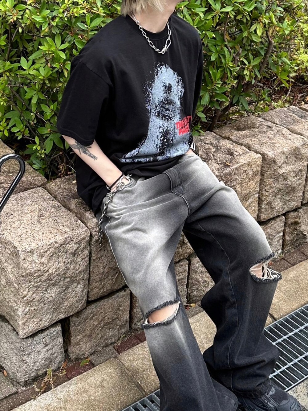 ブラック系のデニムパンツ、ブラック系のTシャツ/カットソーを着用したメンズの夏コーディネートの3枚目の写真