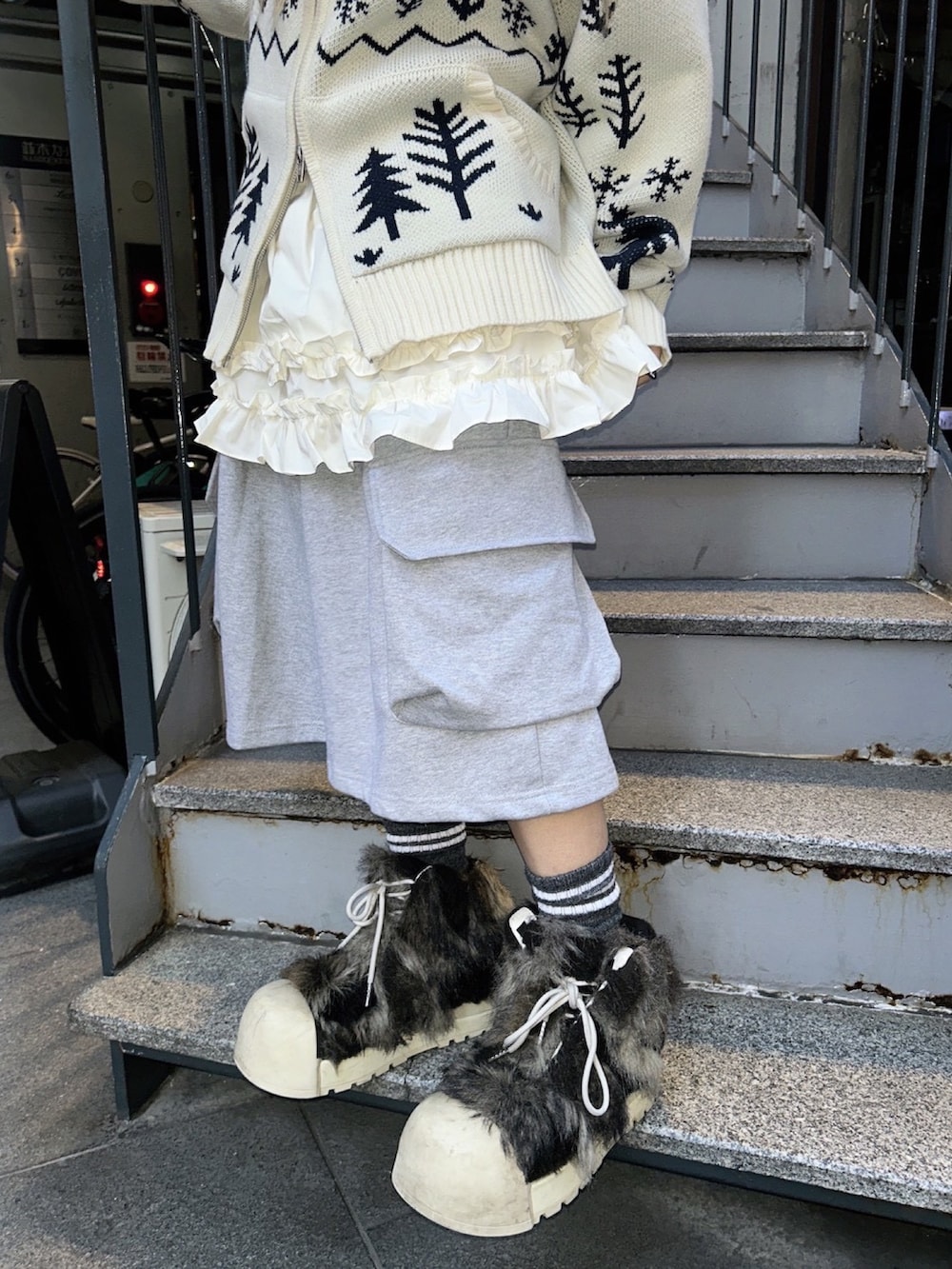 ブラック系のブーツ、グレー系のヘアバンドを着用したレディースの冬コーディネートの5枚目の写真