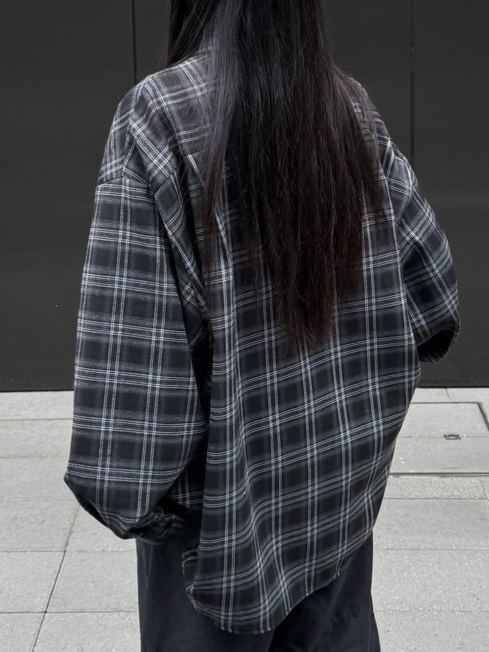 ブラック系のシャツ/ブラウスを着用したレディースの春コーディネートの5枚目の写真