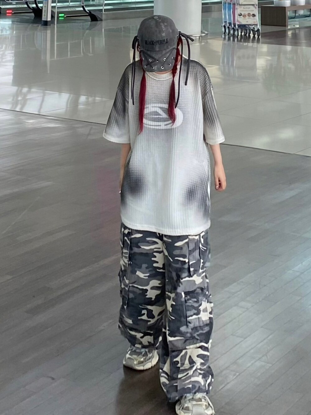 ホワイト系のTシャツ/カットソー、グレー系のキャップを着用したレディースの夏コーディネートの4枚目の写真