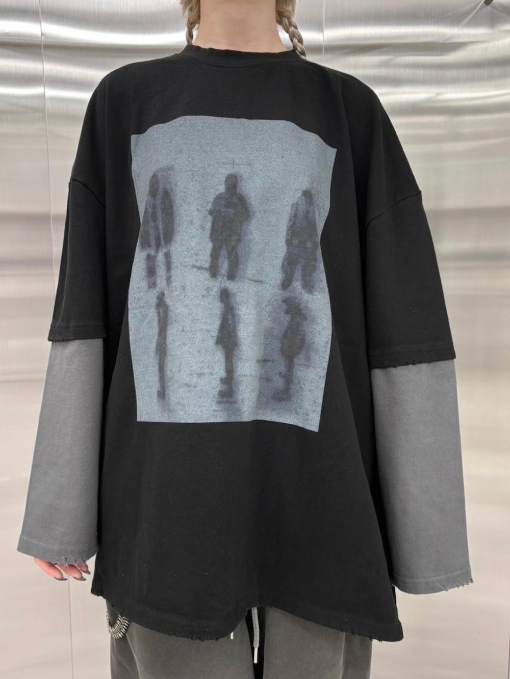 ブラック系のTシャツ/カットソーを着用したレディースの秋コーディネートの5枚目の写真