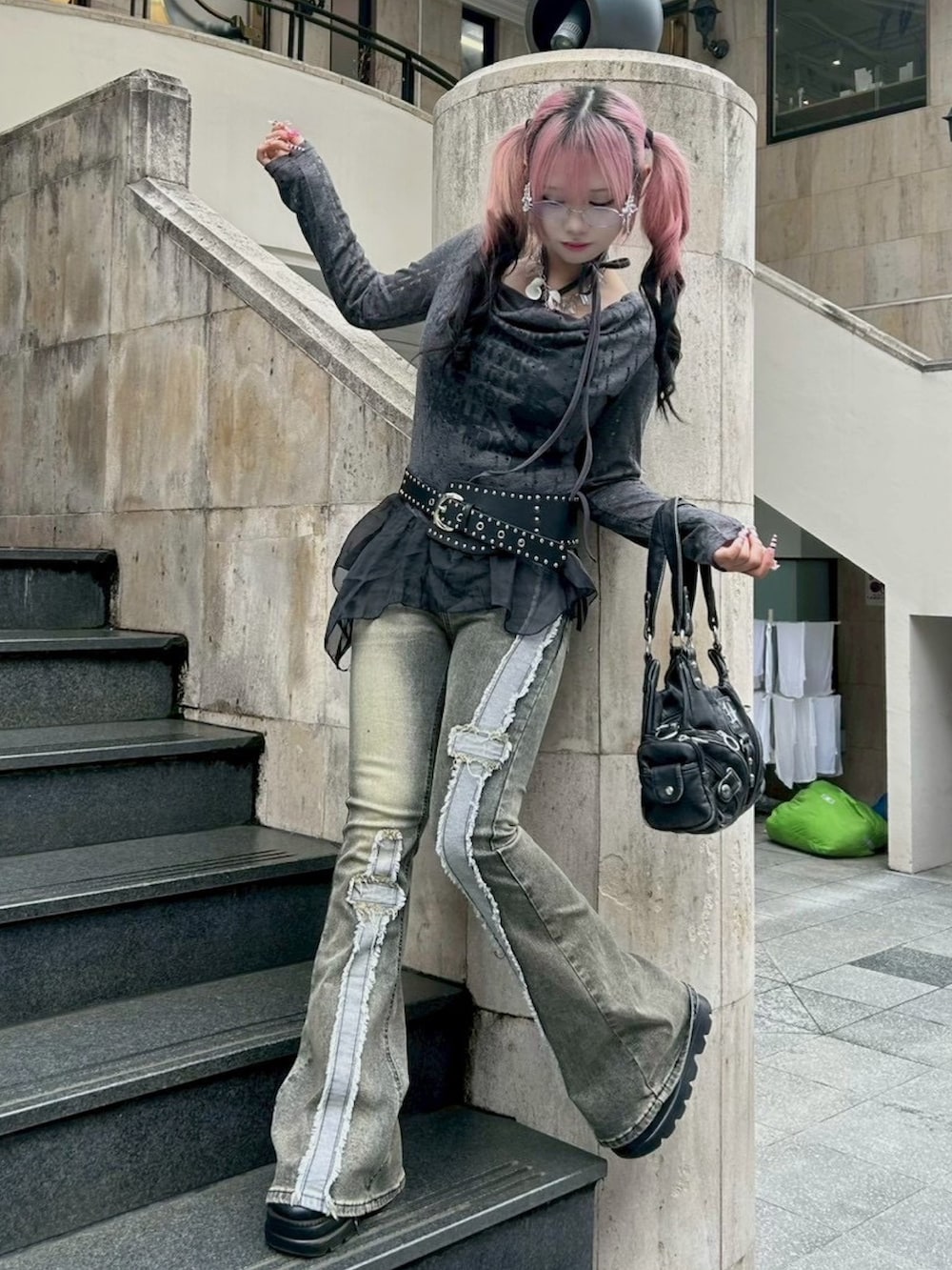 ブラック系のショルダーバッグを着用したレディースの冬コーディネートの2枚目の写真