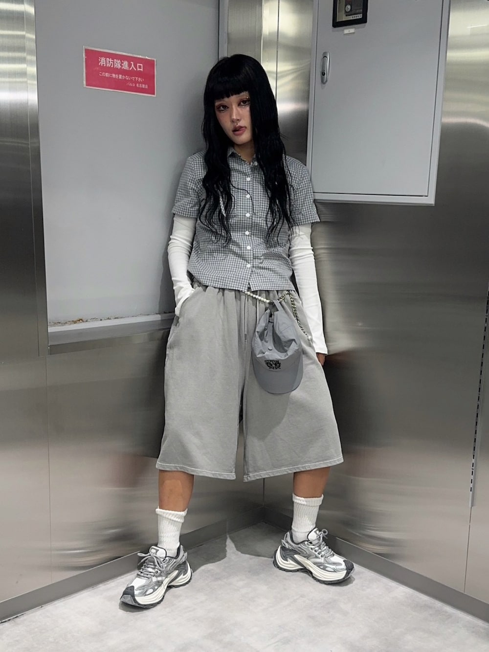 ブラック系のシャツ/ブラウスを着用したレディースの秋コーディネートの4枚目の写真