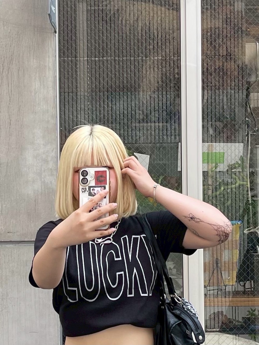 ブラック系のスウェットパンツを着用したレディースの秋コーディネートの4枚目の写真