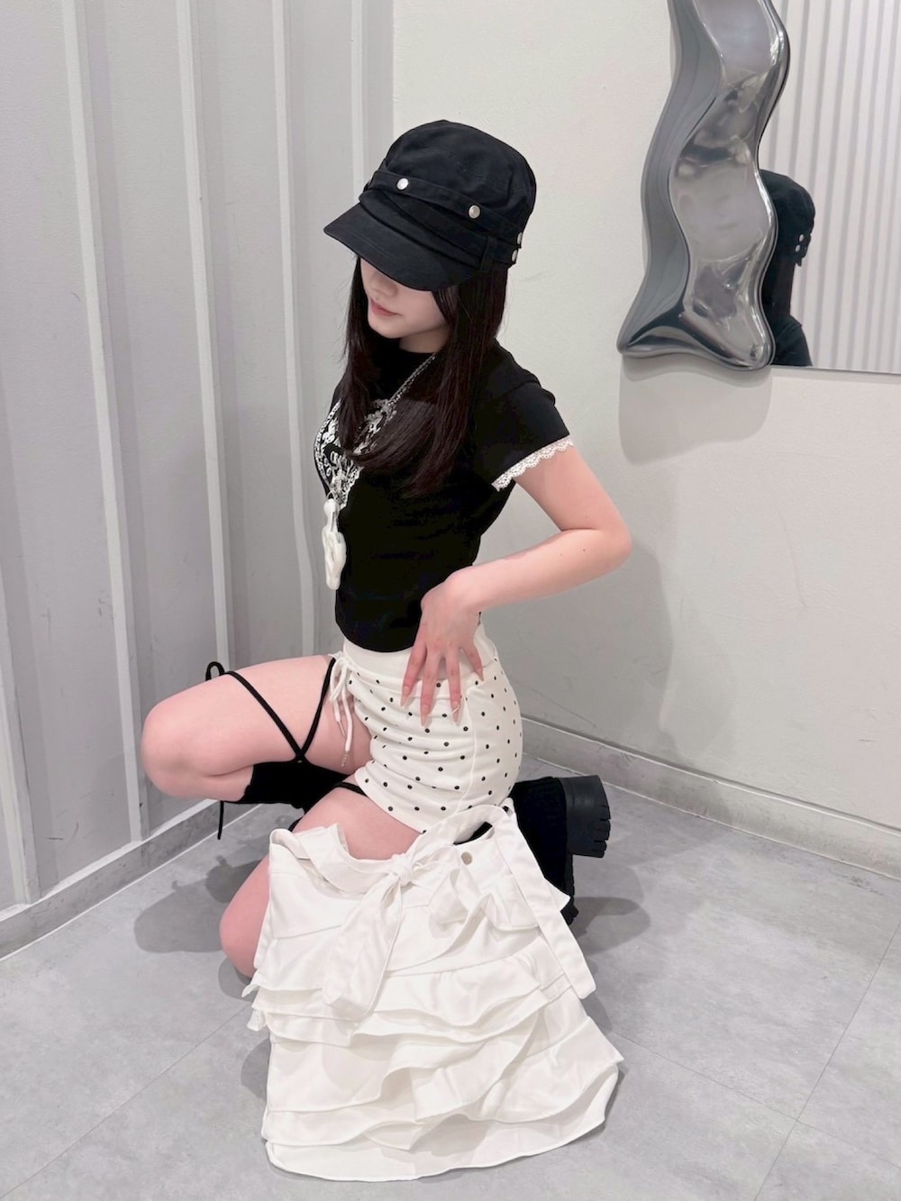 ホワイト系のその他パンツ、ホワイト系のショルダーバッグ、ブラック系のTシャツ/カットソーを着用したレディースの夏コーディネートの2枚目の写真