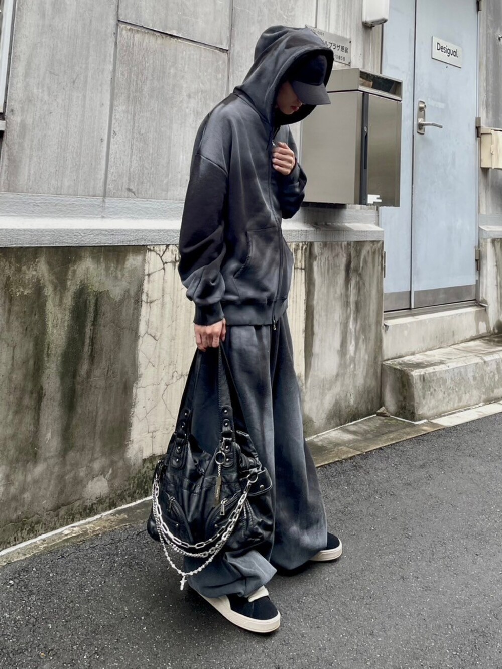 ブラック系のショルダーバッグ、ブラック系のパーカー、ブラック系のスウェットパンツを着用したメンズの秋コーディネートの4枚目の写真