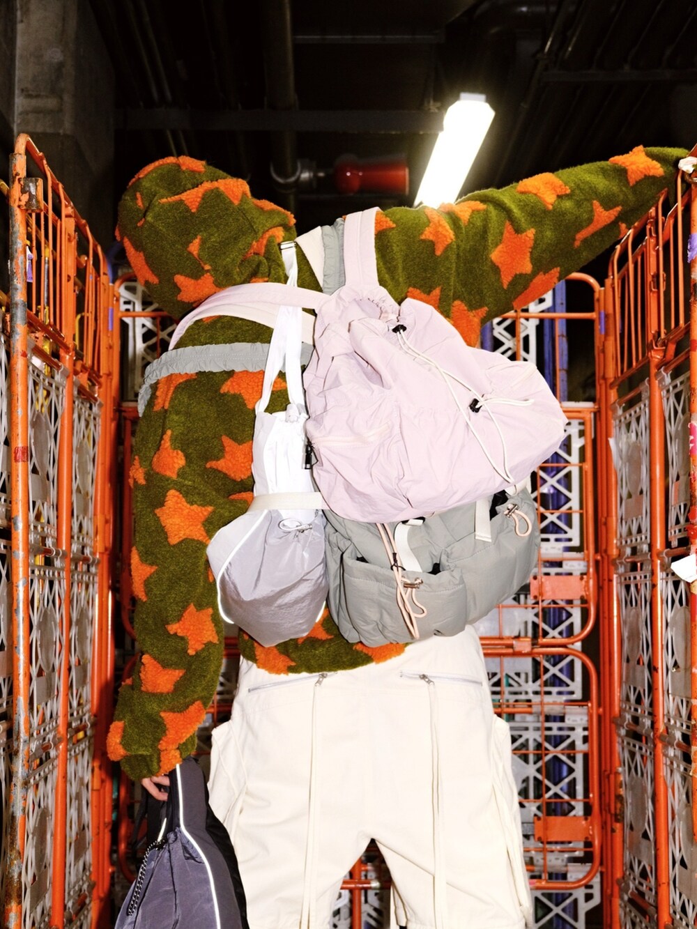 グレー系のバックパック/リュック、ホワイト系のデニムパンツを着用したメンズの冬コーディネートの2枚目の写真