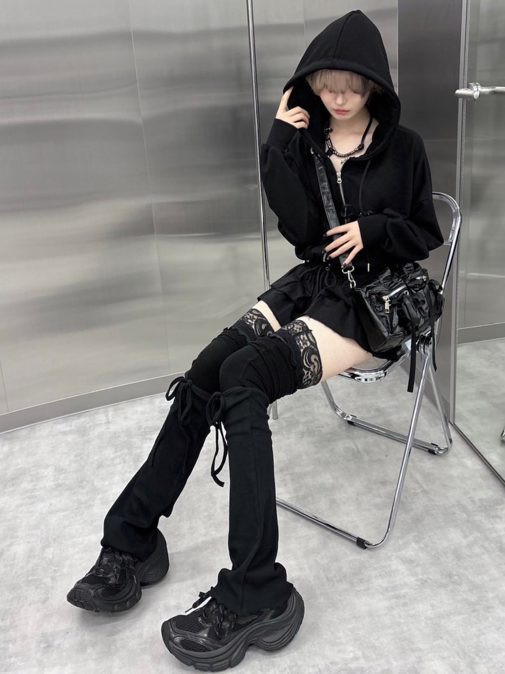 「レイヤードスタイル、パーカー、レース、フレアスカート、ミニスカート、ミニバッグ、ショルダーバッグ、ブラック、オトナ女子、シンプルスタイル、今日のコーデ、お出かけコーデ、大人かわいい、デートコーデ、韓国ファッション」｜「Never mind the XU / Chikashitsu+の韓国ファッション nmtc + エヌエムティーシープラス ribbon mini 2way bag ドラムバッグ ミニバッグ ショルダーバッグ ハンドバッグ リボンバッグ カバン 韓国ストリート ストリートファッション（ショルダーバッグ、ブラック系）」を使った、Never mind the XU / Chikashitsu+さん（レディース・165cm）の秋コーディネートの3枚目の写真
