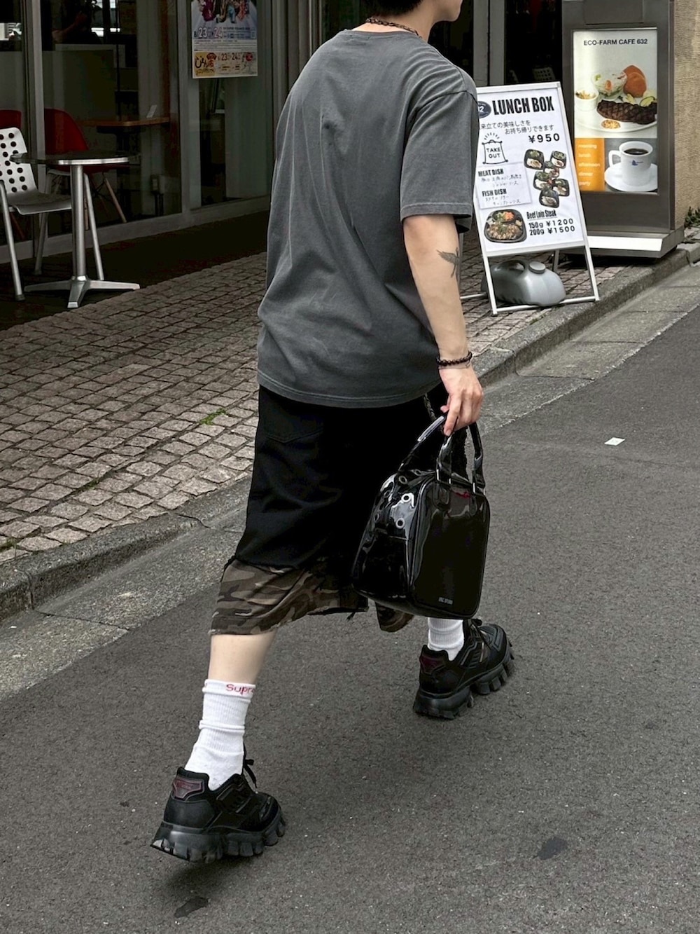 「韓国ファッション、ストリート、デニムパンツ、カモフラ、ハーフパンツ、パンツスタイル、ハンドバッグ、高身長コーデ、秋コーデ、ブラックコーデ、お出かけコーデ、休日スタイル、カジュアルコーデ、大人カジュアル、今日のコーデ」｜「Chikashitsu +の【Chikashitsu +】pigment cross point t-shirt / 【チカシツプラス】ピグメントクロスポイント半袖Tシャツ（Tシャツ/カットソー、グレー系）」を使った、Never mind the XU / Chikashitsu+さん（メンズ・170cm）の秋コーディネートの3枚目の写真