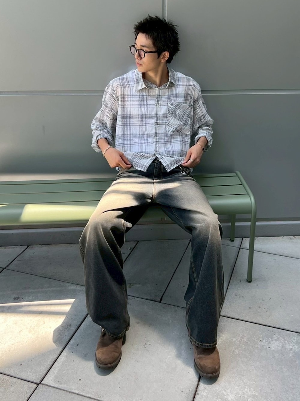 ホワイト系のシャツ/ブラウスを着用したメンズの秋コーディネートの2枚目の写真