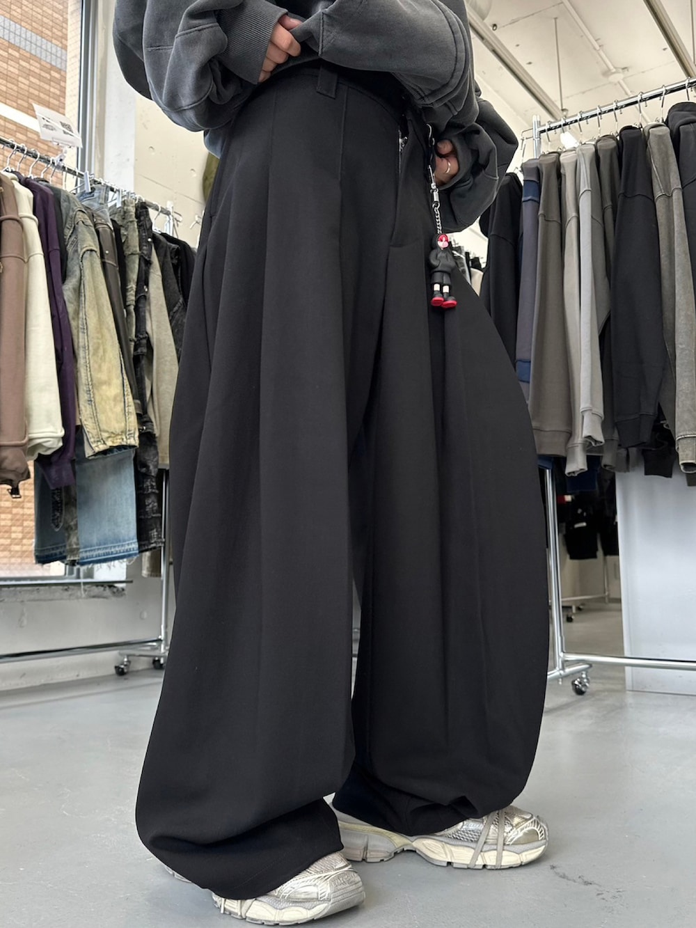 ブラック系のニット/セーター、グレー系のパーカーを着用したメンズの冬コーディネートの5枚目の写真