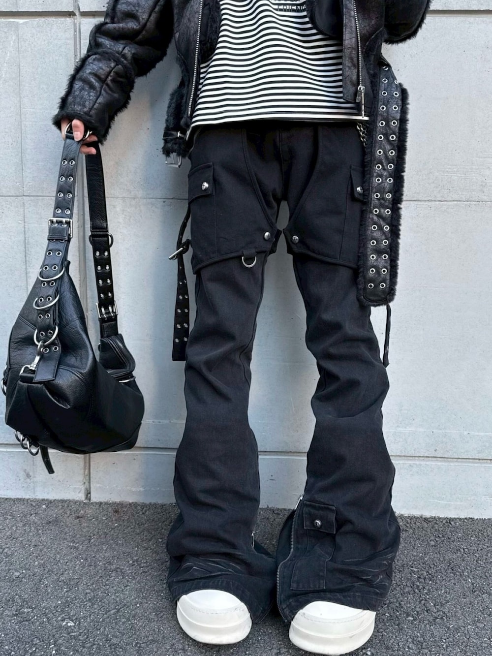 ブラック系のデニムパンツを着用したメンズの冬コーディネートの5枚目の写真