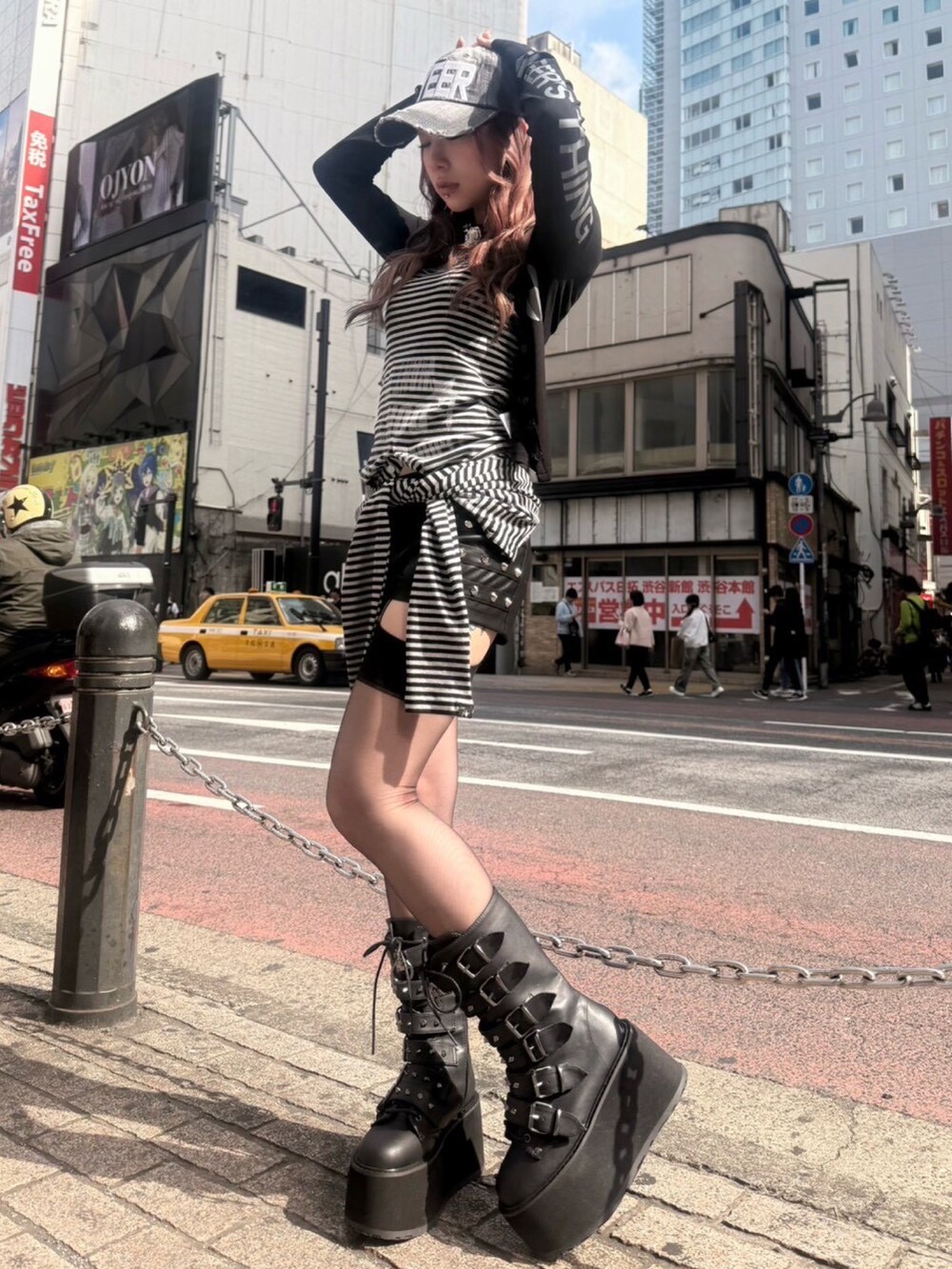 ブラック系のTシャツ/カットソー、ブラック系のキャップを着用したレディースの春コーディネートの2枚目の写真