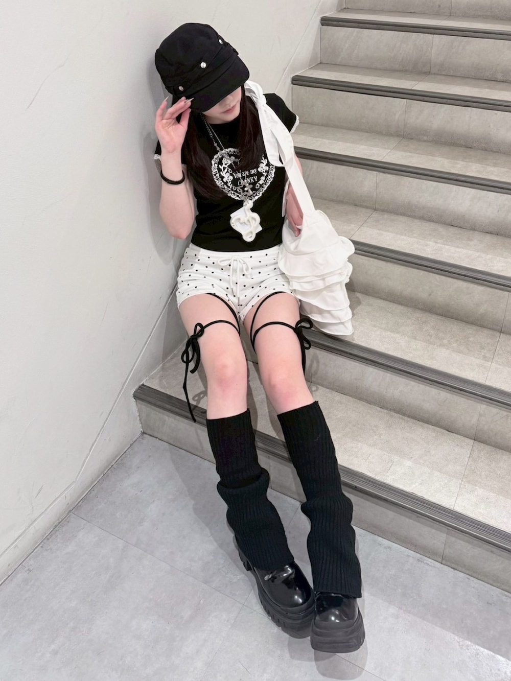 ホワイト系のその他パンツ、ホワイト系のショルダーバッグ、ブラック系のTシャツ/カットソーを着用したレディースの夏コーディネートの4枚目の写真