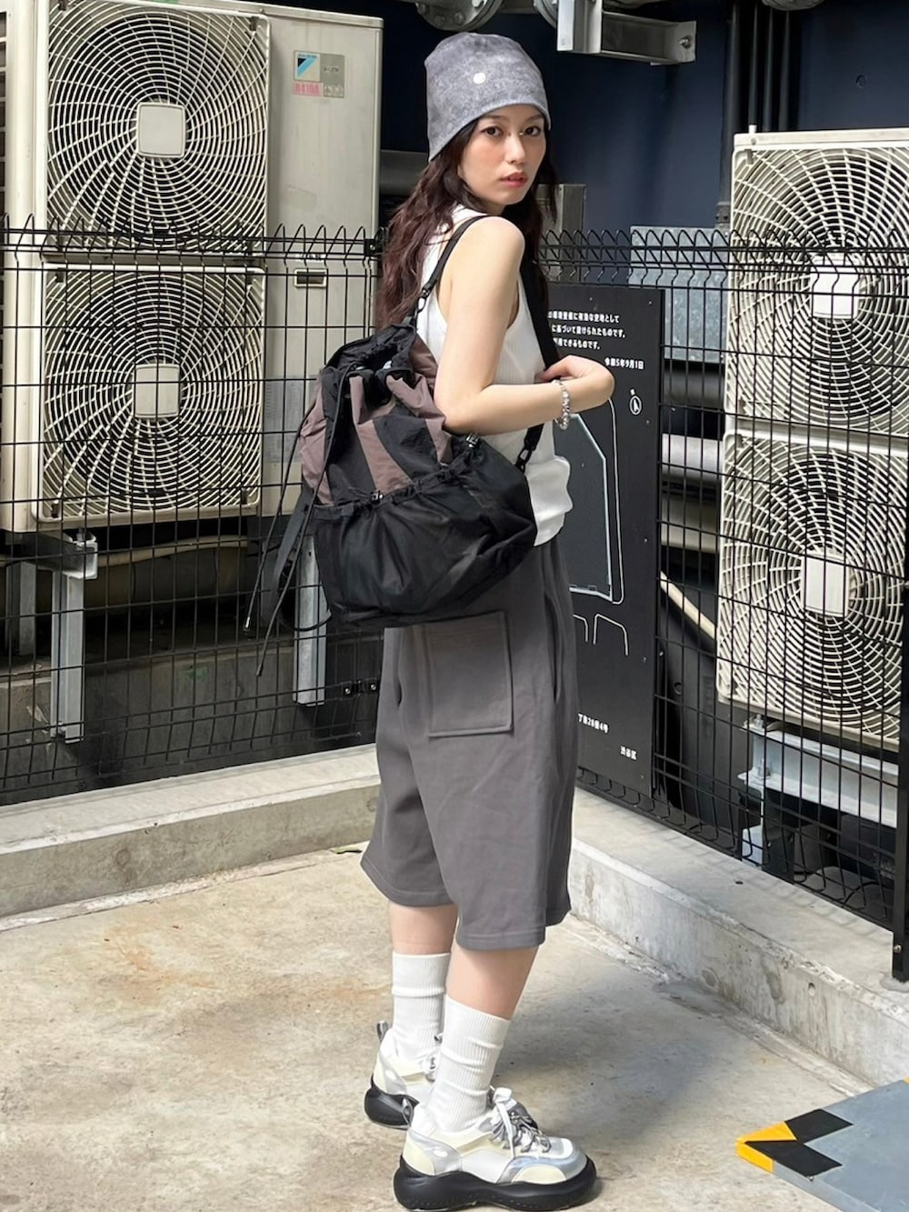 パープル系のニットキャップ/ビーニーを着用したレディースの春コーディネートの2枚目の写真