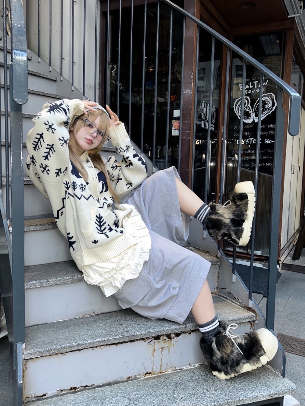 ブラック系のブーツ、グレー系のヘアバンドを着用したレディースの冬コーディネートの2枚目の写真