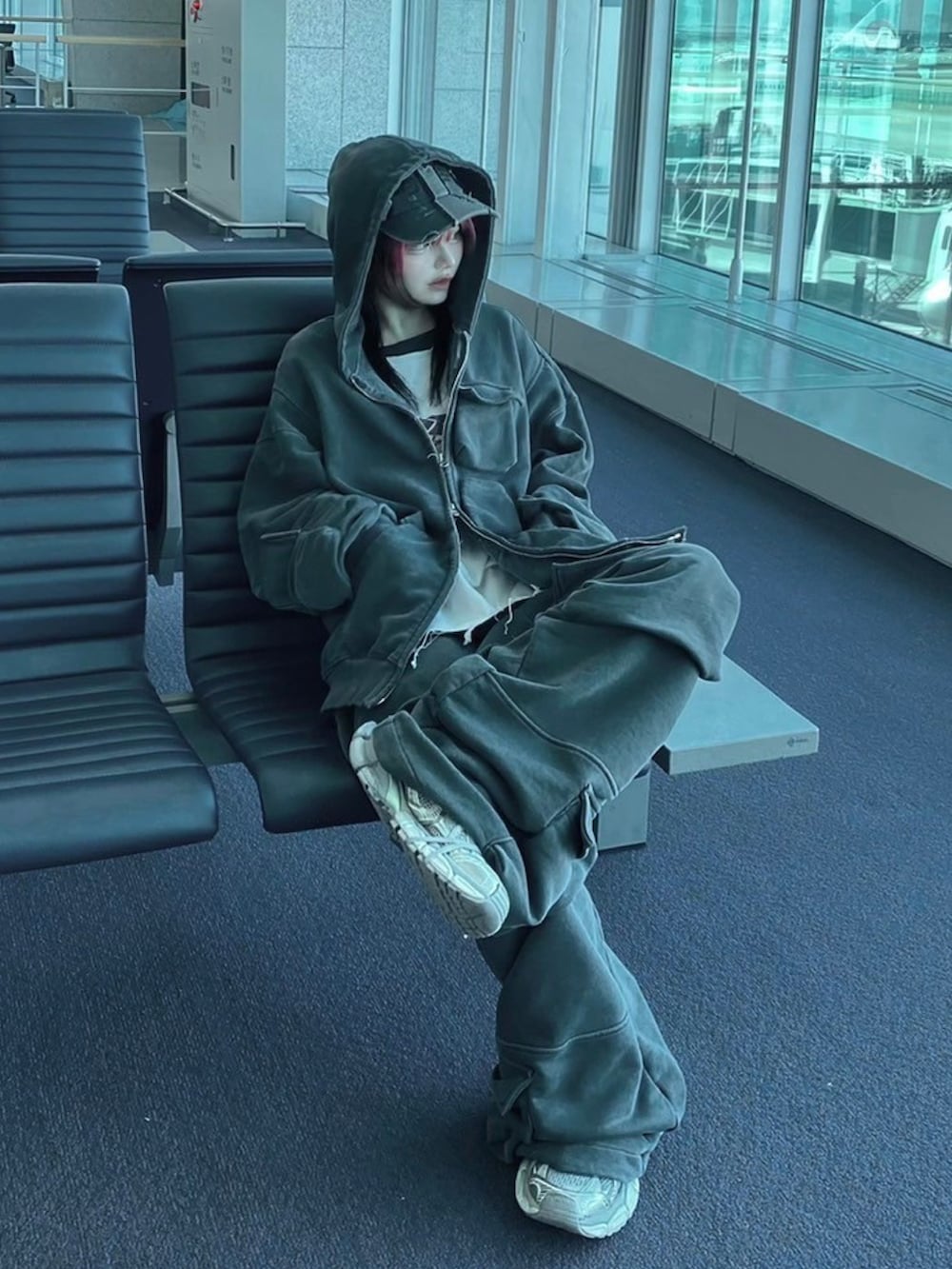 グレー系のスウェットパンツ、グレー系のパーカーを着用したレディースの春コーディネートの3枚目の写真