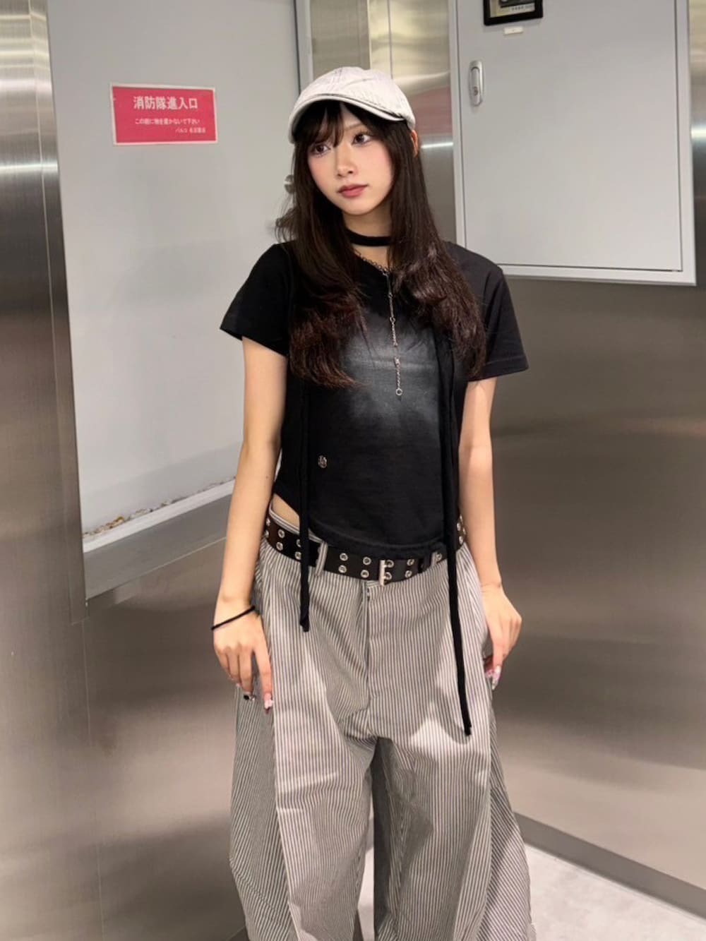 ブラック系のTシャツ/カットソー、グレー系のハンチング/ベレー帽を着用したレディースの夏コーディネートの2枚目の写真