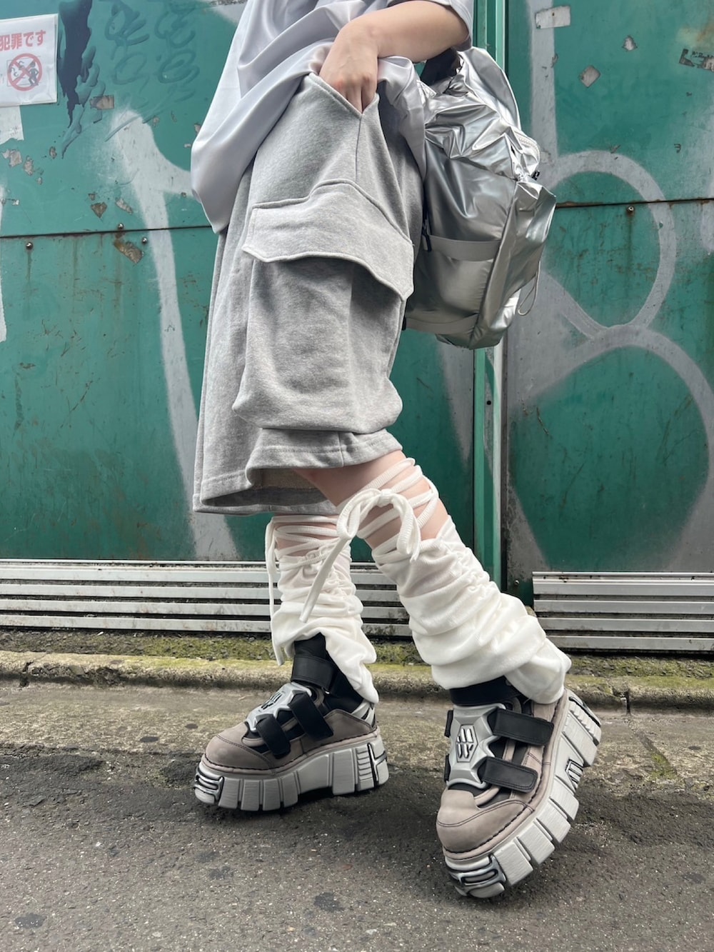「スポーツミックス、ユニフォーム、スウェットパンツ、オーバーサイズ、レッグウォーマー、厚底シューズ、リュック、リュックスタイル、半袖シャツ、シルバー、サンバイザー、ブロークコア、ストリート、韓国ファッション、お出かけコーデ」|「Basic Pleasure Modeのストリートファッション Y2Kファッション Basic Pleasure Mode ベーシックプレジャーモード VISOR WITH TATTOO EMBROIDERY サンバイザー(サンバイザー、ブラック系)」を使った、Never mind the XU / Chikashitsu+さん(レディース・156cm)の夏コーディネートの3枚目の写真