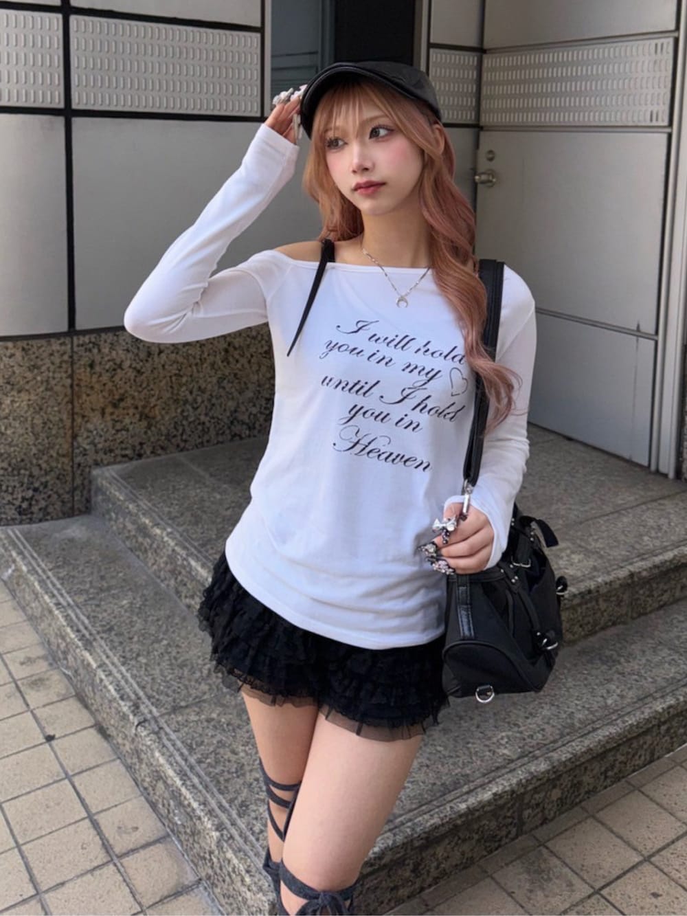 「ショルダーバッグ、ハンドバッグ、オフショル、レッグウォーマー、ショートパンツ、パンツスタイル、デートコーデ、ガーリー、y2k、韓国ファッション、ストリート、春コーデ、春夏コーデ、夏コーデ、骨格ウェーブ」|「Never mind the XU / Chikashitsu+の【nmtc +】hold shoulder logo long sleeve tee(Tシャツ/カットソー、ホワイト系)」を使った、Never mind the XU / Chikashitsu+さん(骨格ウェーブ・レディース・153cm)の春コーディネートの3枚目の写真