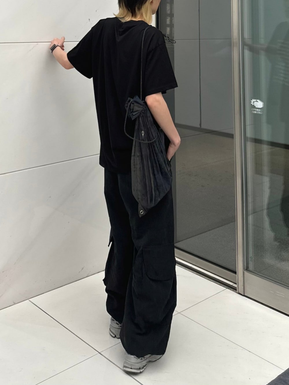 ブラック系のTシャツ/カットソーを着用したメンズの春コーディネートの3枚目の写真