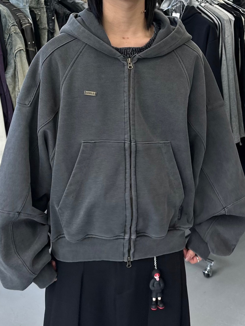 ブラック系のニット/セーター、グレー系のパーカーを着用したメンズの冬コーディネートの4枚目の写真