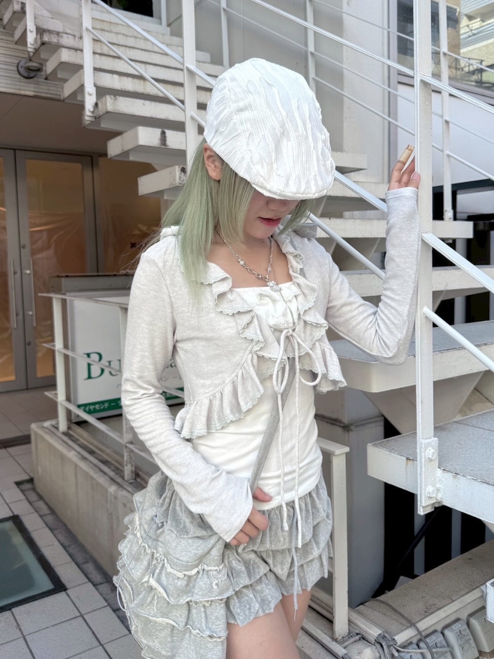 ホワイト系のカーディガン/ボレロを着用したレディースの冬コーディネートの3枚目の写真