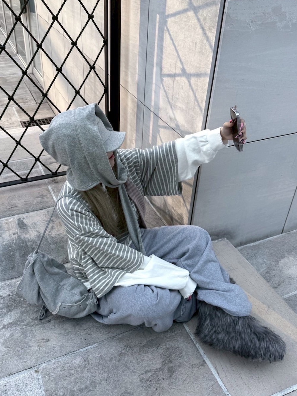 グレー系のバックパック/リュック、グレー系のスウェットパンツを着用したレディースの春コーディネートの3枚目の写真