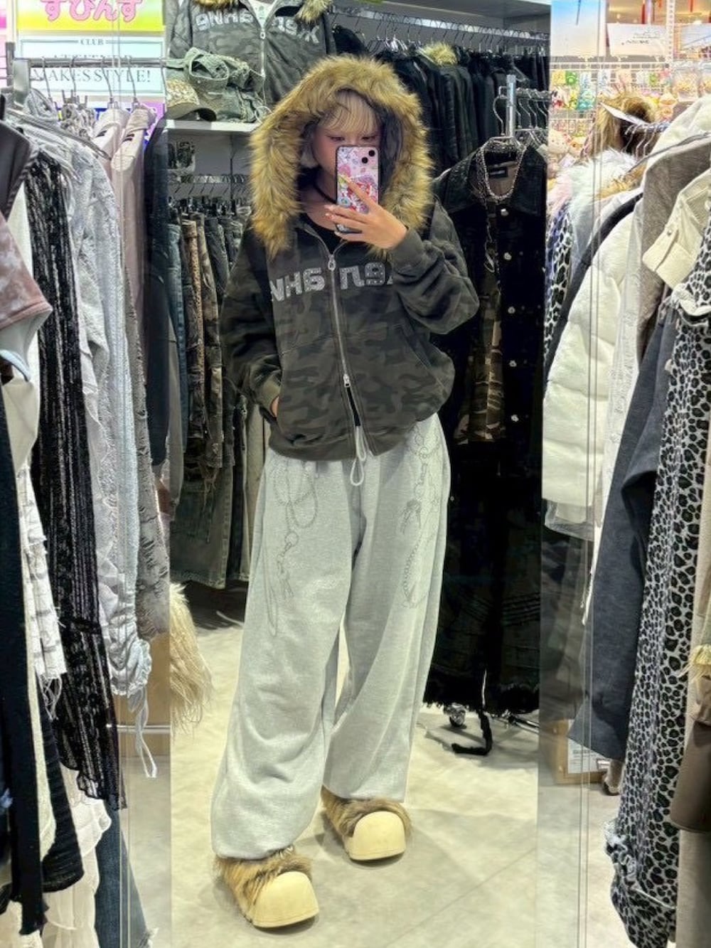 その他のパーカー、グレー系のスウェットパンツ、ベージュ系のブーツを着用したレディースの秋コーディネートの2枚目の写真