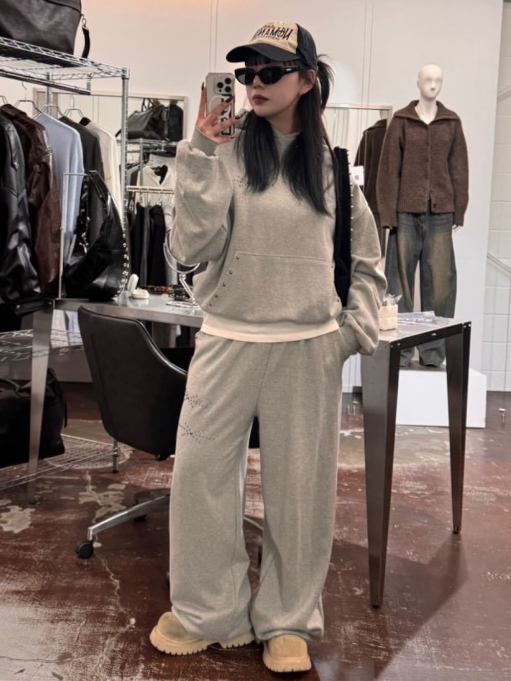 グレー系のパーカー、グレー系のスウェットパンツを着用したレディースの春コーディネートの2枚目の写真
