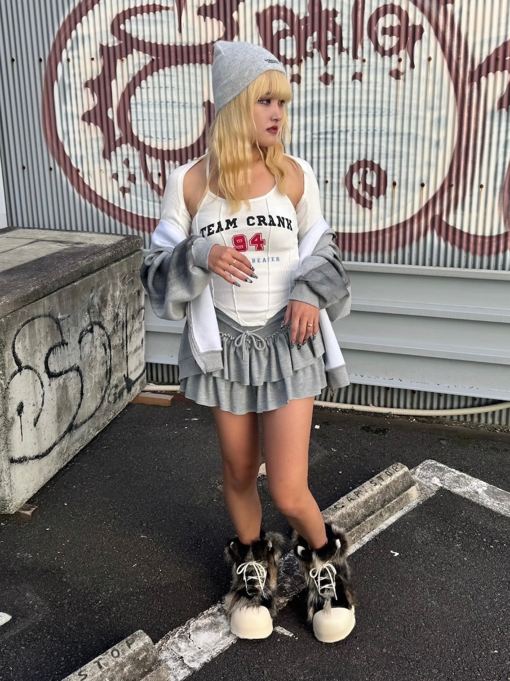 ブラック系のブーツ、グレー系のパーカー、グレー系のニットキャップ/ビーニーを着用したレディースの秋コーディネートの5枚目の写真